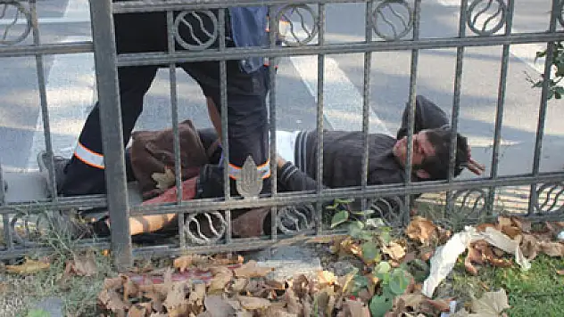 Polisten kaçan eylemci bariyerlere saplandı