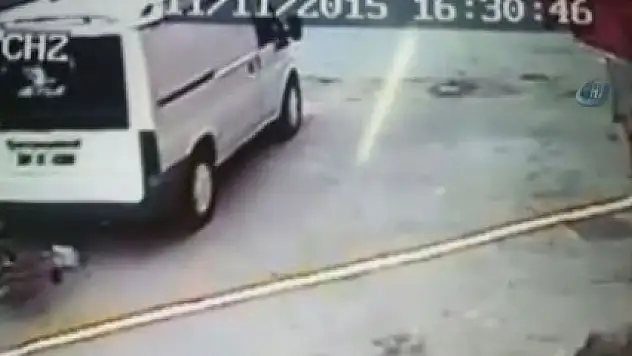 Minibüs bisikletli çocuğu böyle ezdi!