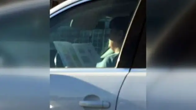 Trafikte hem araç kullandı hem de kitap okudu