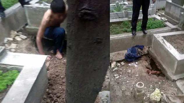 Diş çalmak için girdiği mezarda mahsur kaldı