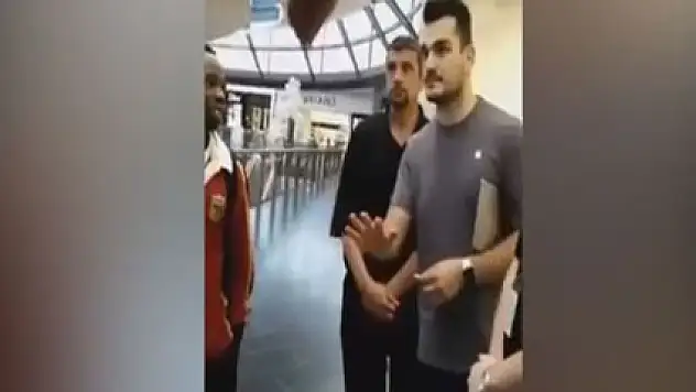 Siyahi öğrencileri Apple mağazasından çıkardı!
