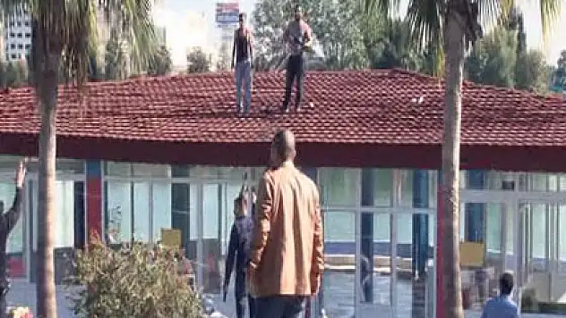 Kaçak büfe sahipleri yıkım sırasında polisle çatıştı