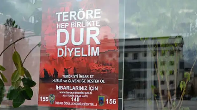 Hakkari'de kamu binalarına bu afişler asıldı