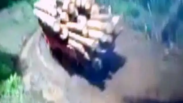 Usta şoför, kamyonu devrilmekten son anda kurtardı