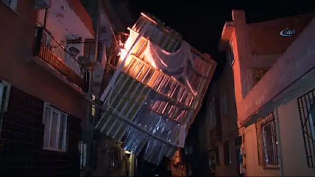 Şiddetli lodos evlerin çatısını uçurdu