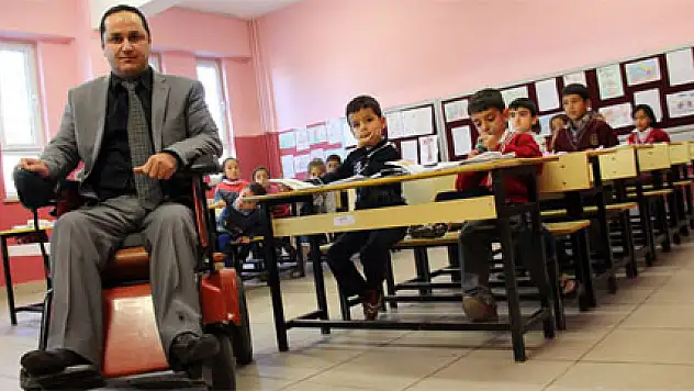 Öğretmen olabilmek için azmiyle engelleri aştı