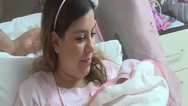 İlk tüp bebek anne oldu