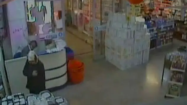 Bebek maması çalan üniversiteli kız kamerada