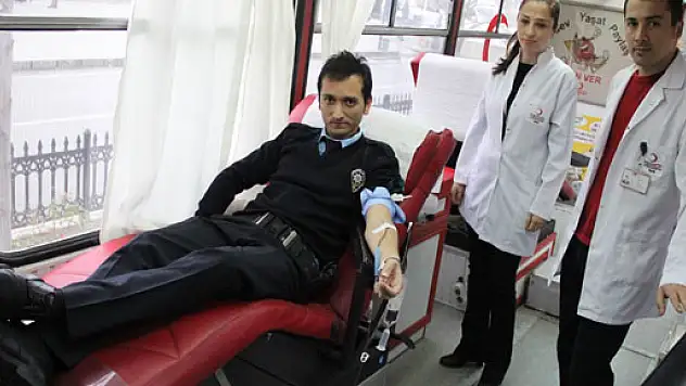 POLİSTEN ÖRNEK KAN BAĞIŞI