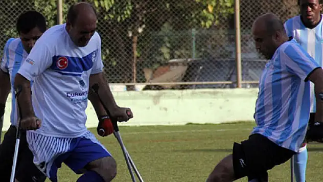 Engelleri futbolla yendiler
