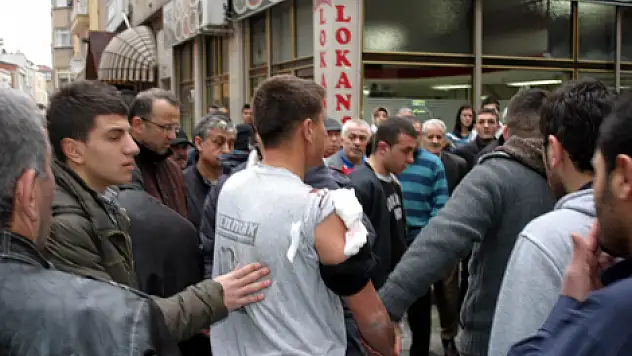 Sokak ortasında bıçaklı dehşet