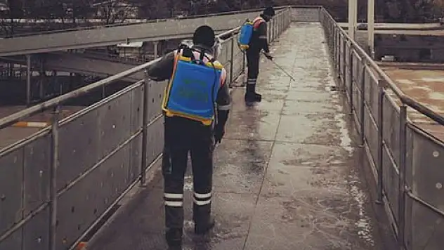 Üst geçitlere buzlanmaya karşı solüsyon