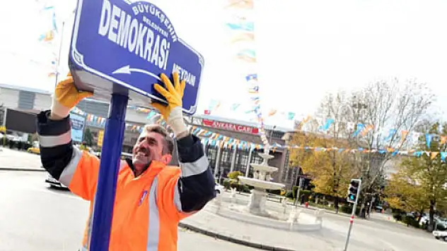 102 kişinin öldüğü meydana tabelalar asıldı