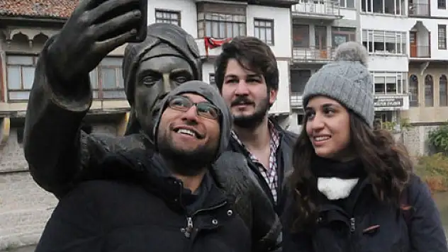 Şehzade ile 'selfie' yaptılar