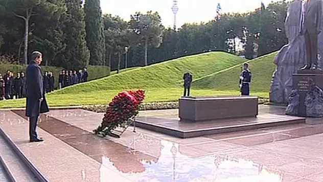 Başbakan Davutoğlu Azerbaycan'da şehitliği ziyaret etti