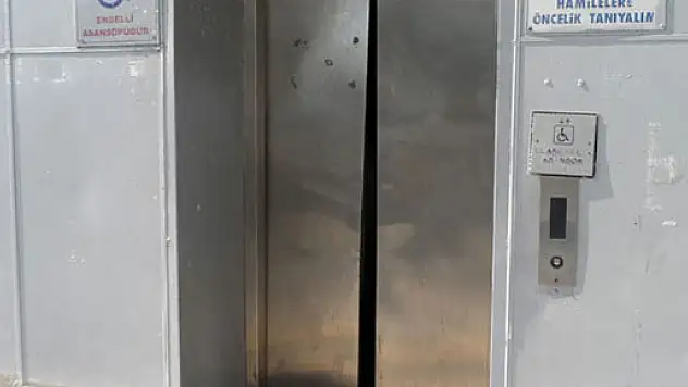 Asansörlerin çağırma butonları bile çalındı