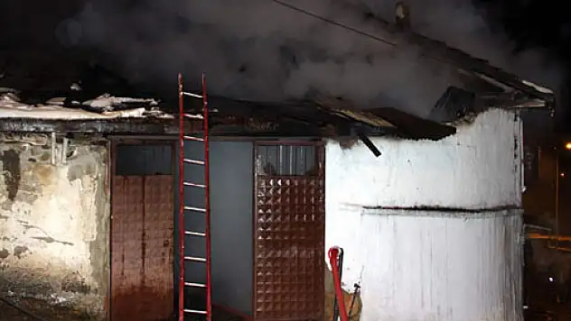 İki aile, kış günü yangında evlerini kaybetti