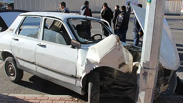 Düğün konvoyundaki araç direğe çarptı: 1 yaralı