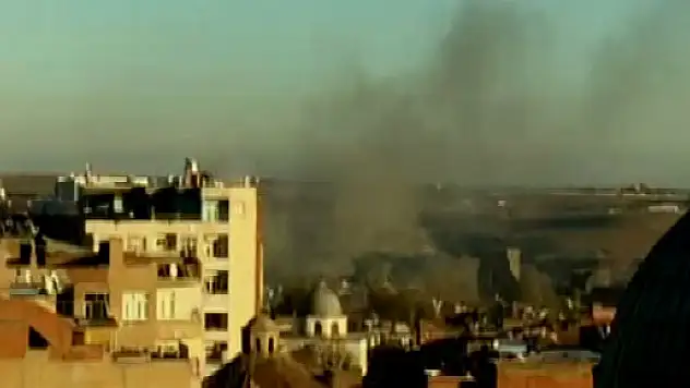 Diyarbakır'da tarihi cami duman altında!