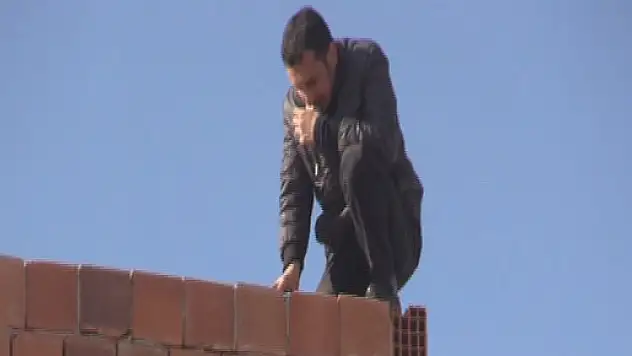 Eşi çocuklarıyla evi terk edince çatıya çıktı