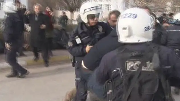 Öğrencilerle polis arasında olaylar çıktı: 12 gözaltı