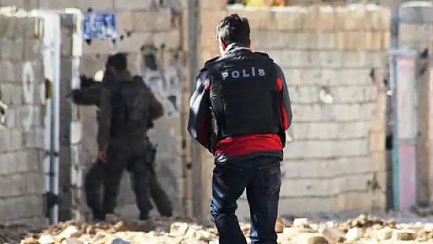 Diyarbakır'da polise roketli saldırı: 1 polis yaralı