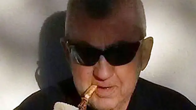 Vasiyeti üzerine cep telefonuyla gömüldü