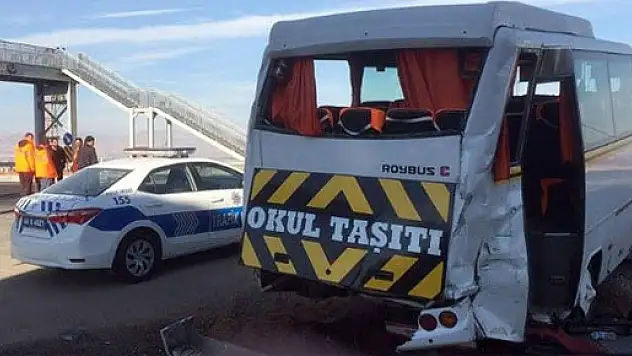 Öğrenci servisi kamyonla çarpıştı: 16 yaralı