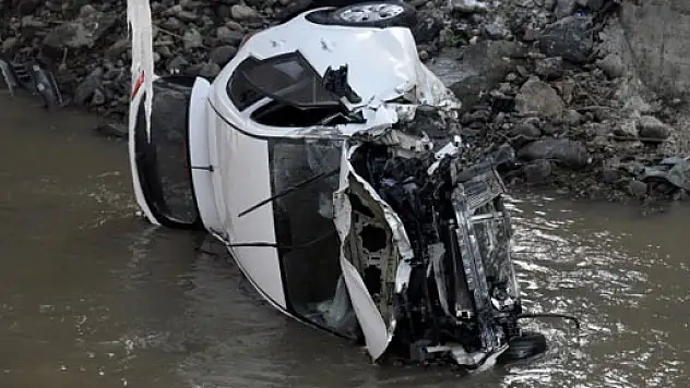 İki köprü arasından çaya uçtu