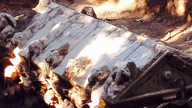 Lahit bulunan tarlada define ararken yakalandılar