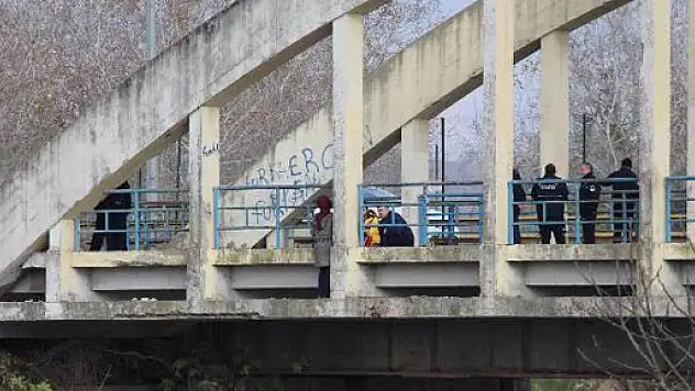 Eşinden boşanan kadın köprüye çıkarak intihar etmek istedi