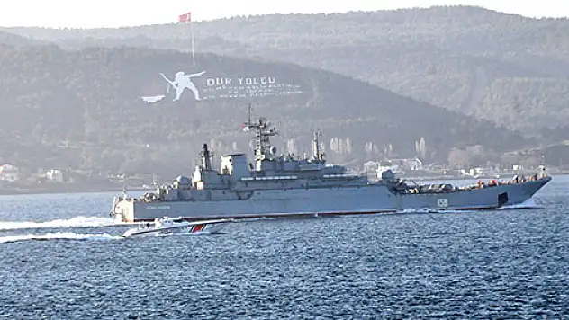 Rus savaş gemisi Çanakkale Boğazı'ndan geçiş yaptı