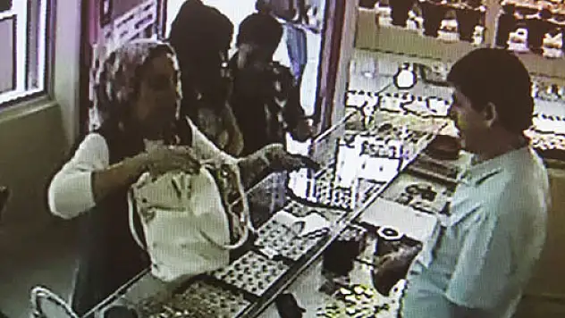 Öldürdüğü adamın paralarını altına yatırdı