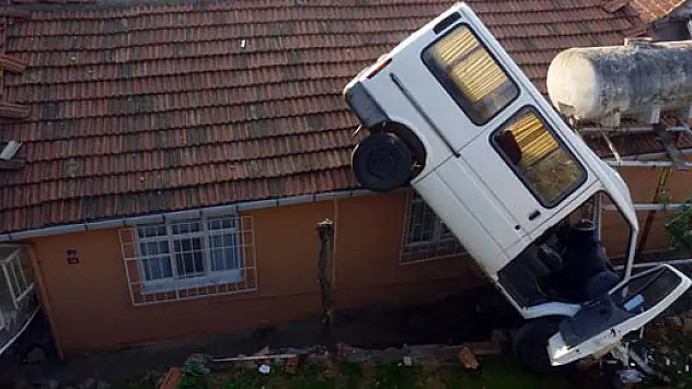 Kartal'da minibüs evin üzerine uçtu