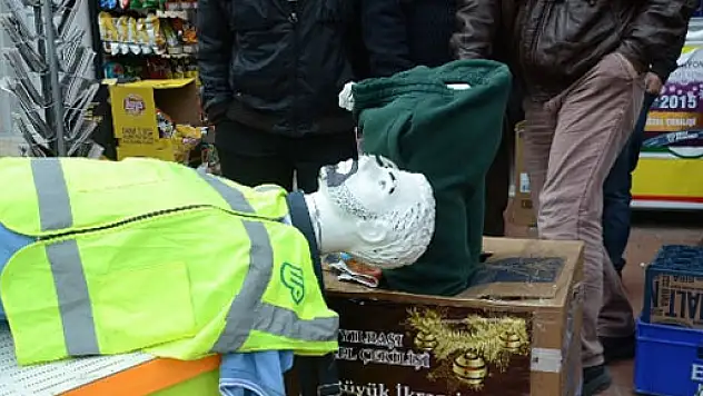 Cansız mankeni yaya zannetti dükkana daldı