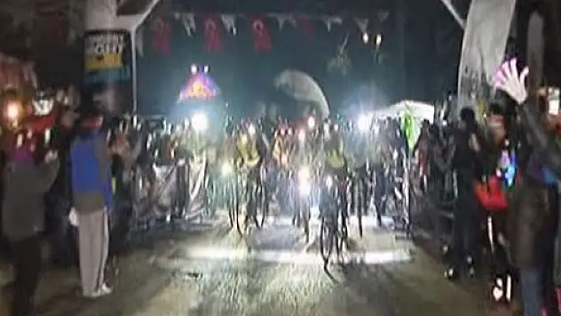 Yüzlerce sporcu gece karanlığında pedal çevirdi