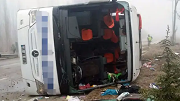 Afyonkarahisar'da yolcu otobüsü devrildi: 2 ölü, 23 yaralı!
