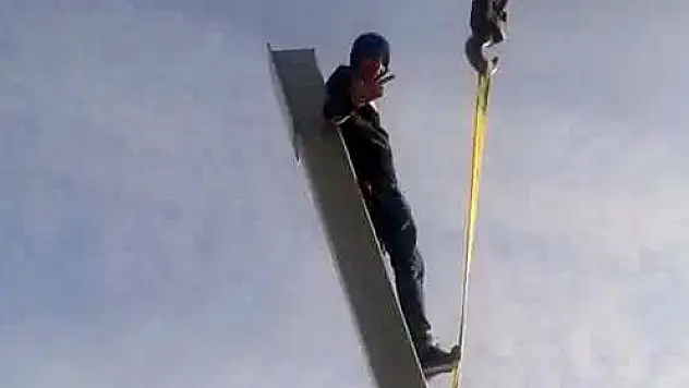 Üzerine demir düşen genç işçi öldü