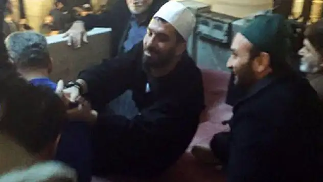 Arda Turan, uçaktan indi Eyüp Sultan Camii'ne koştu