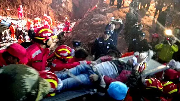 Çin'deki toprak kaymasında 67 saat sonra kurtarıldı