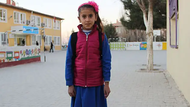 Türkiye'yi ağlatan şehidin yırtık çoraplı o çocukları artık okula gidiyor