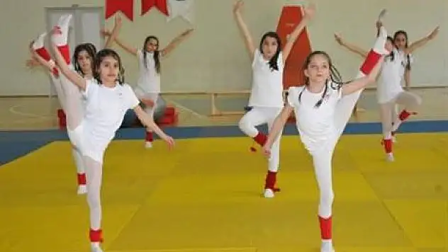 İlkadımlı miniklerden cimnastik şov