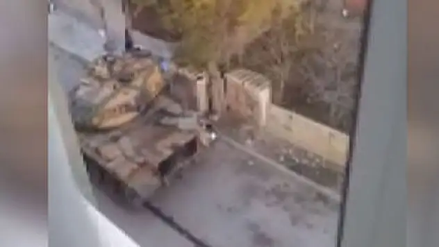 Asker, yaralanan Özel Harekat Polisi'nin üzerine yatarak siper oldu