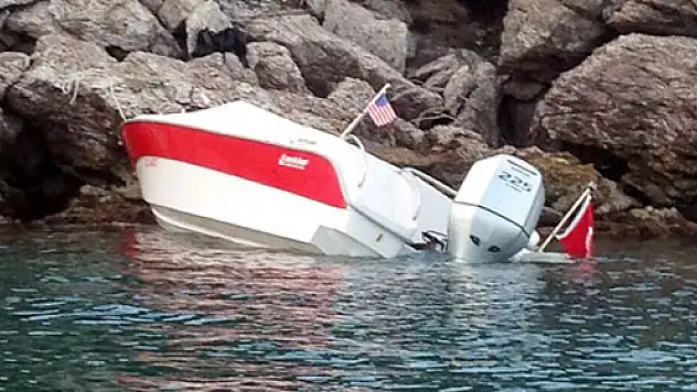 Mülteci taşıyan sürat teknesi kuma saplandı