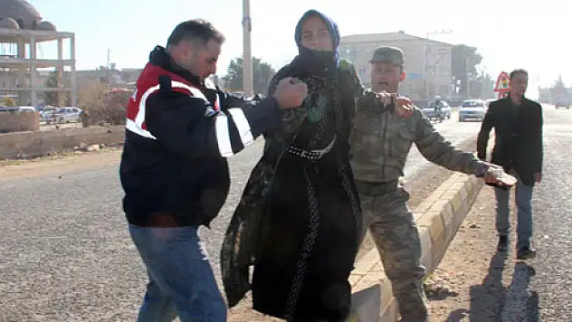 Arazi kavgasında kadınlar 3 evi ateşe verdi