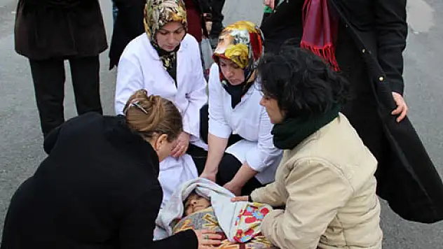 Otomobilin çarptığı öğretmenin yardımına meslektaşları yetişti