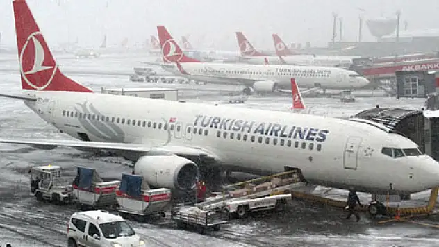 Kar hava trafiğini olumsuz etkiledi! 221 sefer iptal