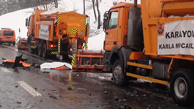 Kar temizlik çalışanlarına araç çarptı: 3 ölü