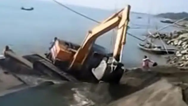 Hem gemi gitti hem iş makinesi