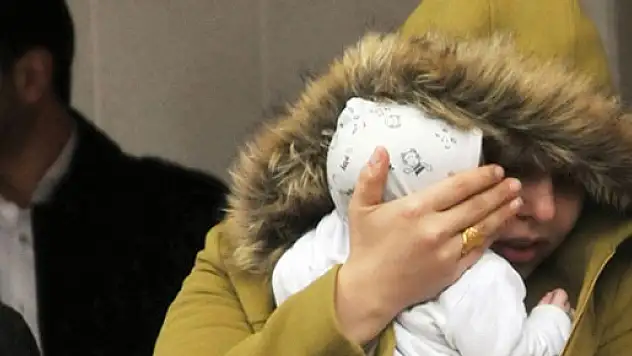 Eroinle yakalanan kadın yüzünü bebeğiyle sakladı